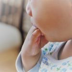 1歳の息子の指しゃぶりは愛情不足なの?指しゃぶりの原因と対処法