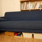 ダイソーの収納ケースを玩具箱に!低いソファー下にスッキリ納まった