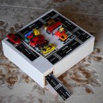 トミカの駐車場を段ボールで手作り!ダイソーのデザインダクトテープが使える
